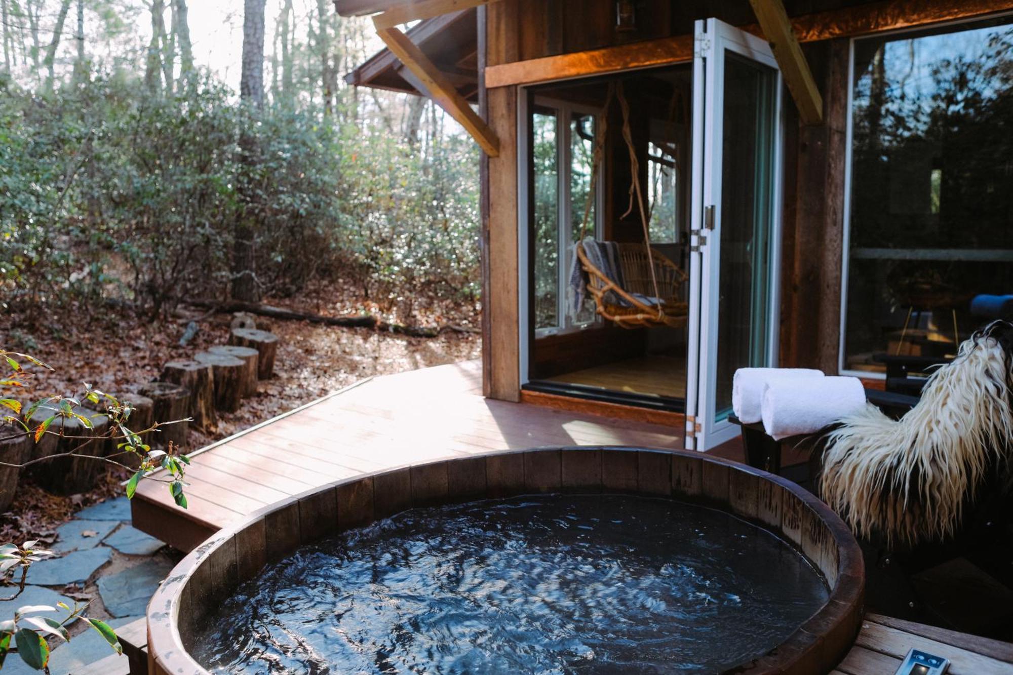 Apartamento The Forest Bathhouse - Sauna, Soak, & Luxury *